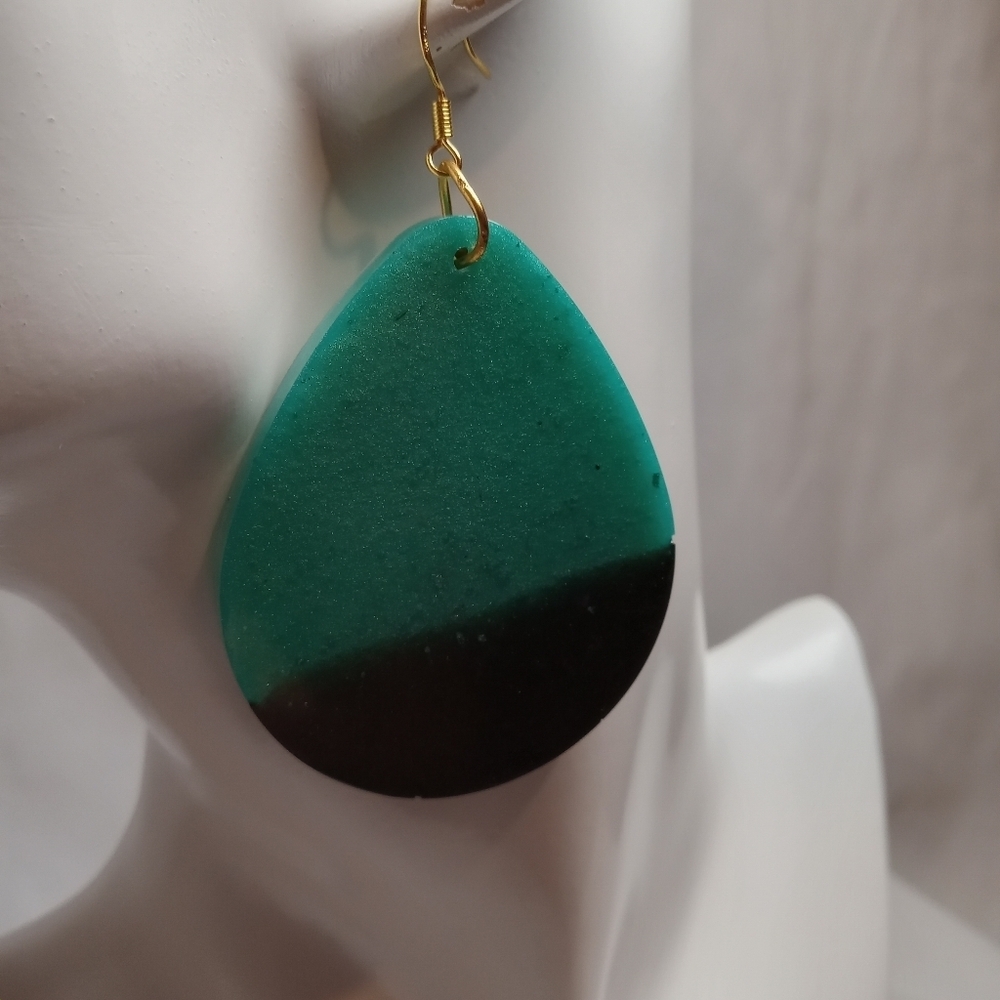 Elegant Green and Black Teardrop Earrings - Picture 2 of 5